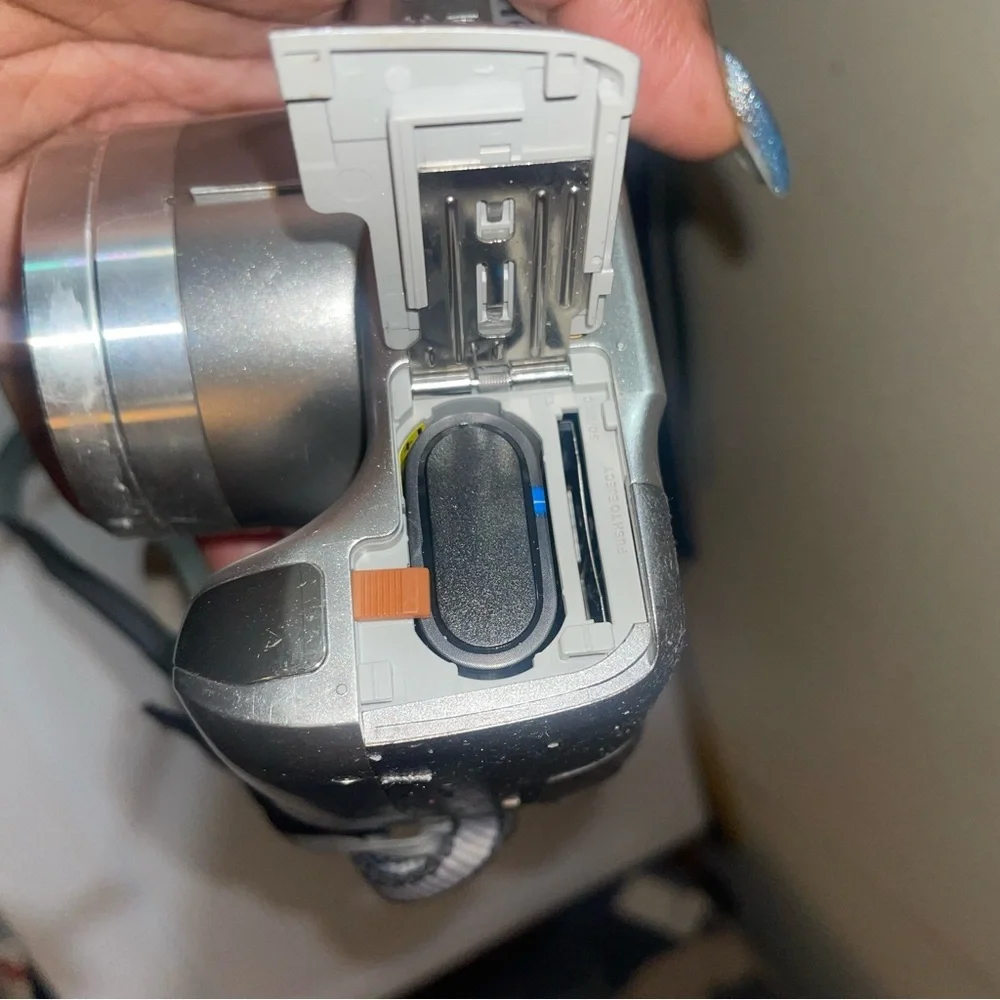 Kodak Silver Digital Camera with Lens Cap and travel case {NOT TESTED